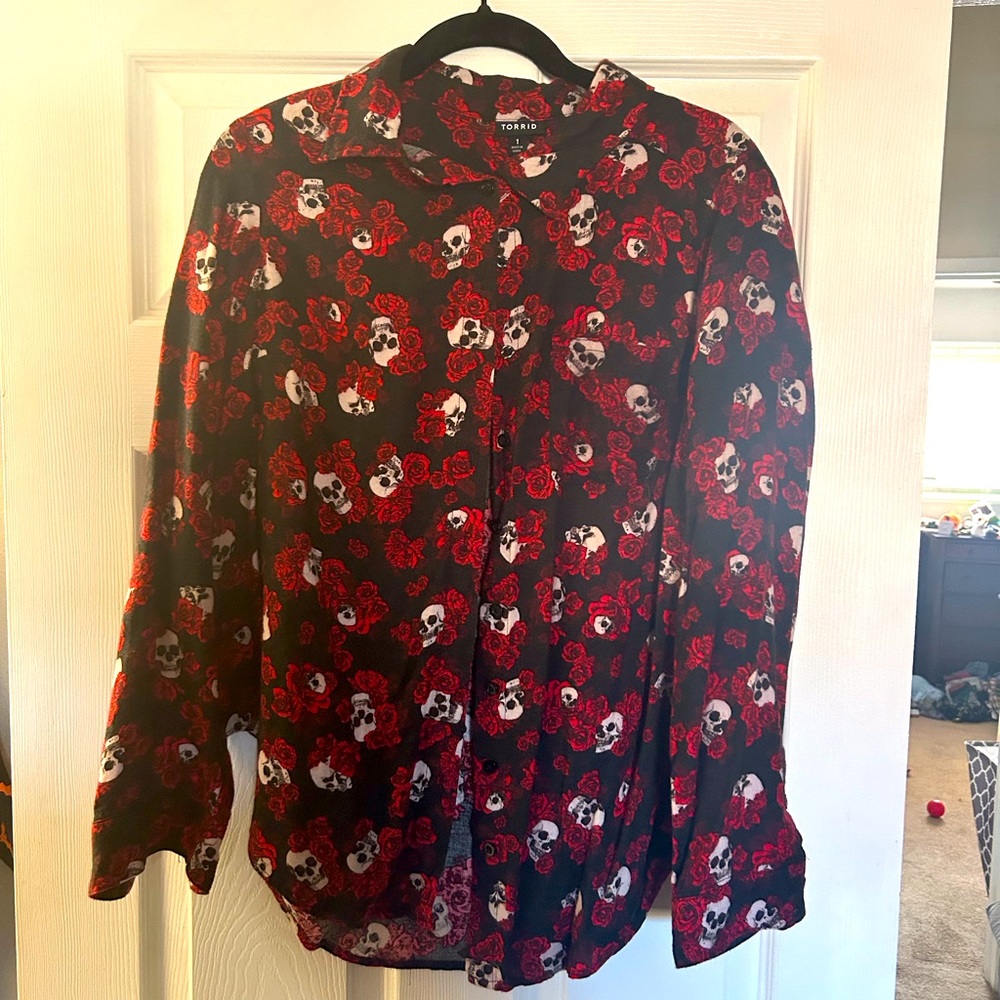 Torrid skull & rose shirt